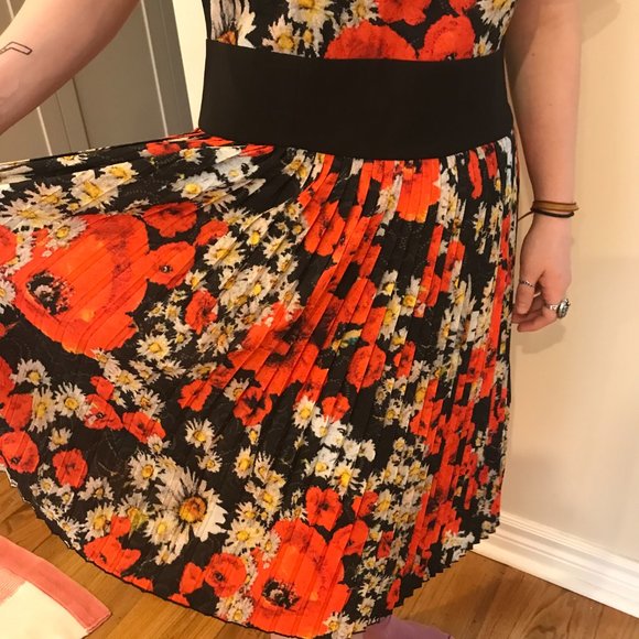 Lightweight pleated dress with Open-back - Picture 8 of 11